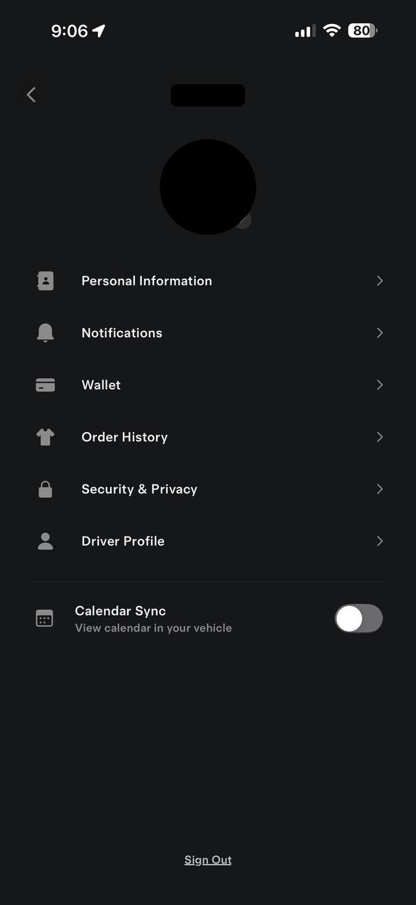 Menu profil de l’appli Tesla : appuyez sur le menu (☰) en haut à droite, puis sur votre nom en haut pour ouvrir votre profil.